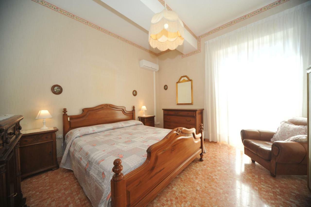 Kamer met Kingsize Bed, Balkon en Gedeelde Badkamer