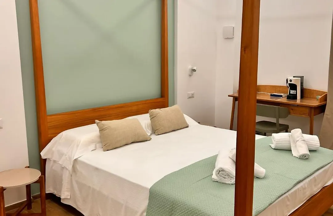Mensos Rooms Guesthouse-1